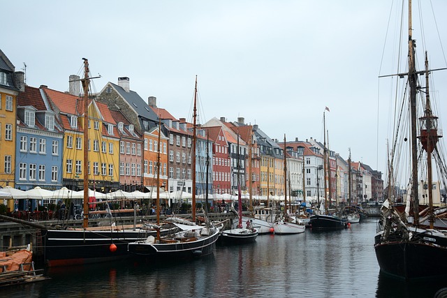 Nyhavn i Köpenhamn i kvällsljus – dansk TV är bara en Öresundsbro bort men geoblockerad i Sverige