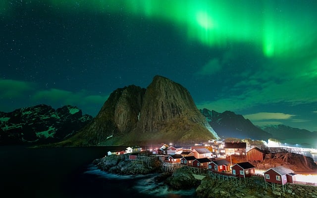 Norrsken över en bro i Lofoten, Norge – nordisk TV hemma i det svenska vardagsrummet